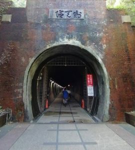 北部騎腳踏車景點3.福隆舊草嶺隧道
